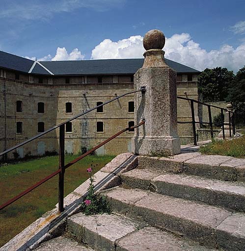 Aile droite du bâtiment vue depuis le perron.