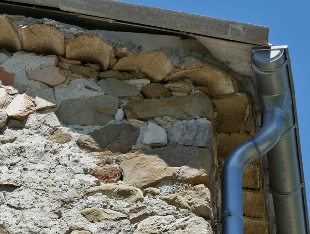 Bâtiment du logis. Angle sud-est, passage de la génoise en éventail.
