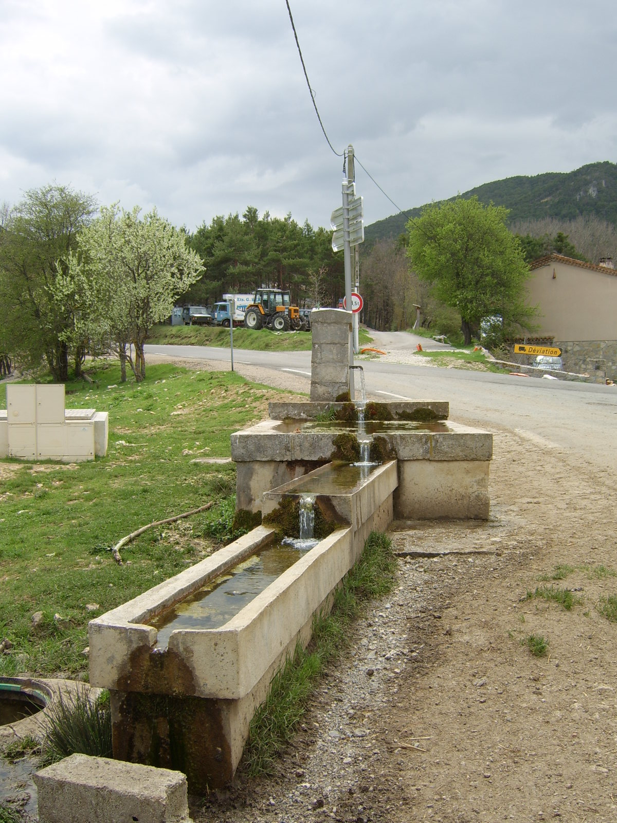 Fontaine et lavoir du hameau des Henry