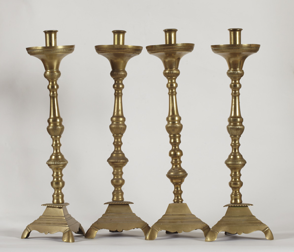 Ensemble de 4 chandeliers d'autel