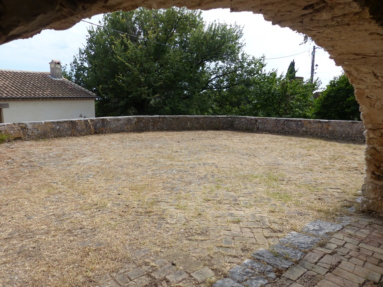 Aire à battre. Vue d'ensemble prise du nord-ouest depuis la remise d'aire à fouler. 