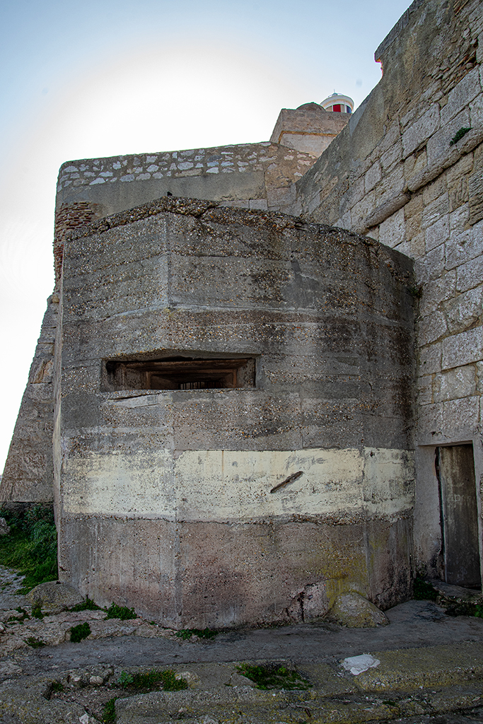 Détail du front nord de l'enceinte : casemate allemande de 1943 et ancienne poterne réhabilitée