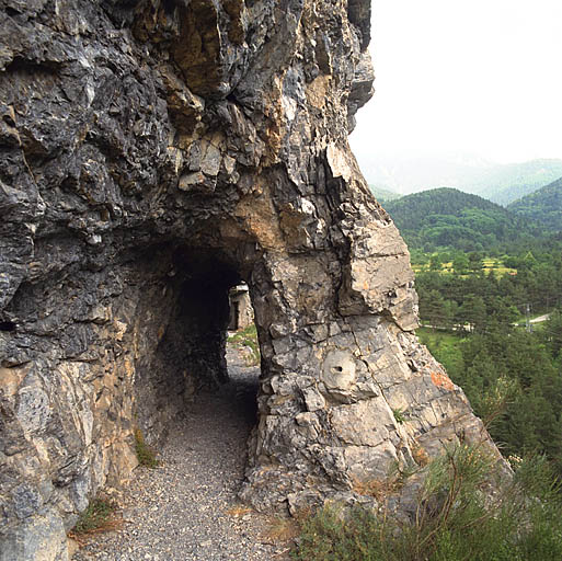 Ouvrage d'infanterie n° 92 dit du Rocher des Nids : détail du cheminement en tunnel foré dans le rocher.