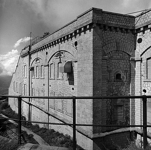 Front de gorge. Aile gauche. Dans le flanc, à l'étage supérieur, embrasure du coffre d'escarpe pour un canon-révolver flanquant l'aile droite