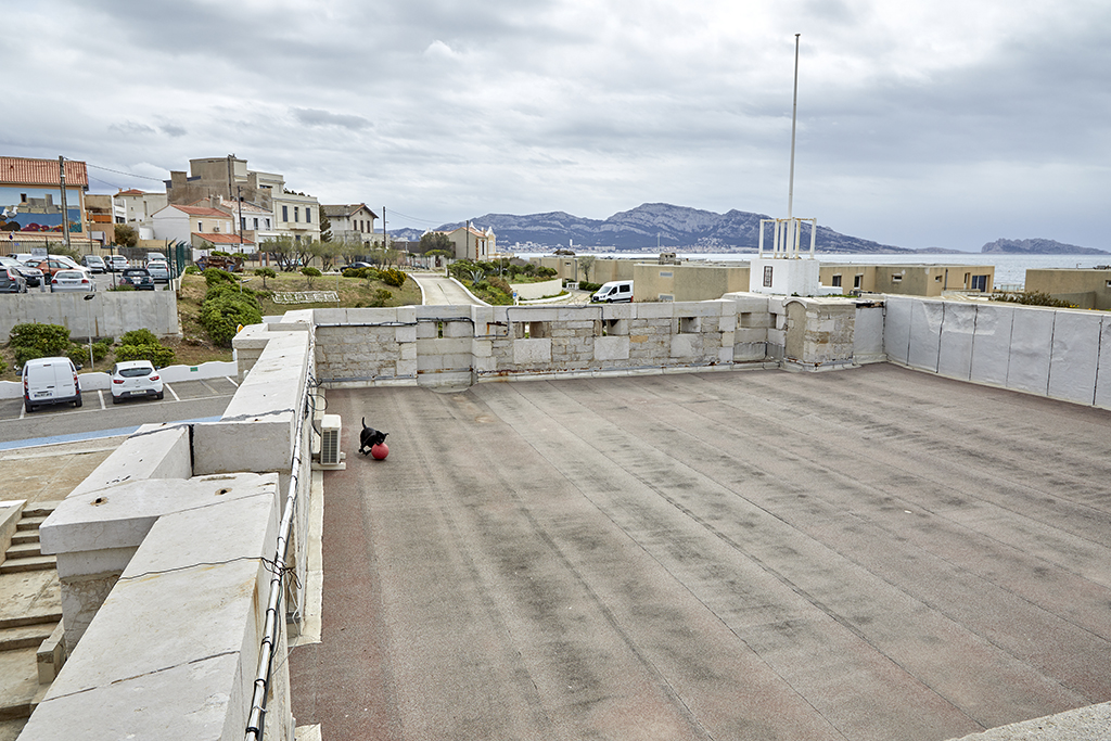 Batterie d'Endoume, plate-forme supérieure du corps de garde avec son parapet crénelé conservé sur deux côtés 