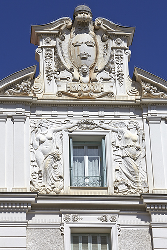 Aile occidentale. Couronnement sculpté de la travée droite, daté 1925.