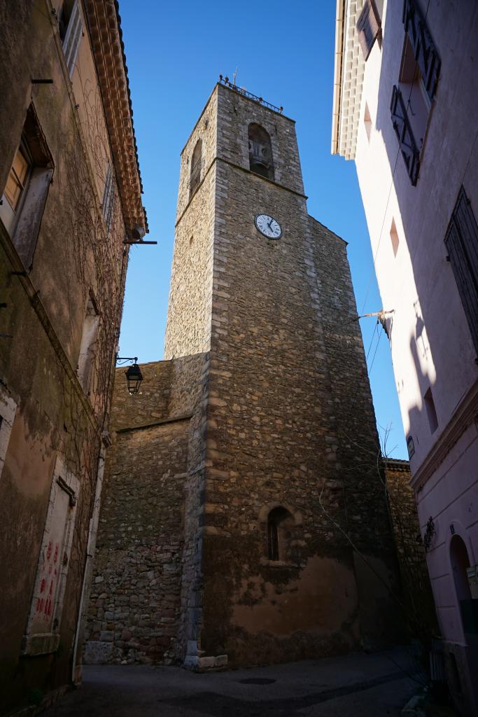 Vue extérieure de la sacristie initiale, du clocher et de son escalier depuis l'angle sud-est.