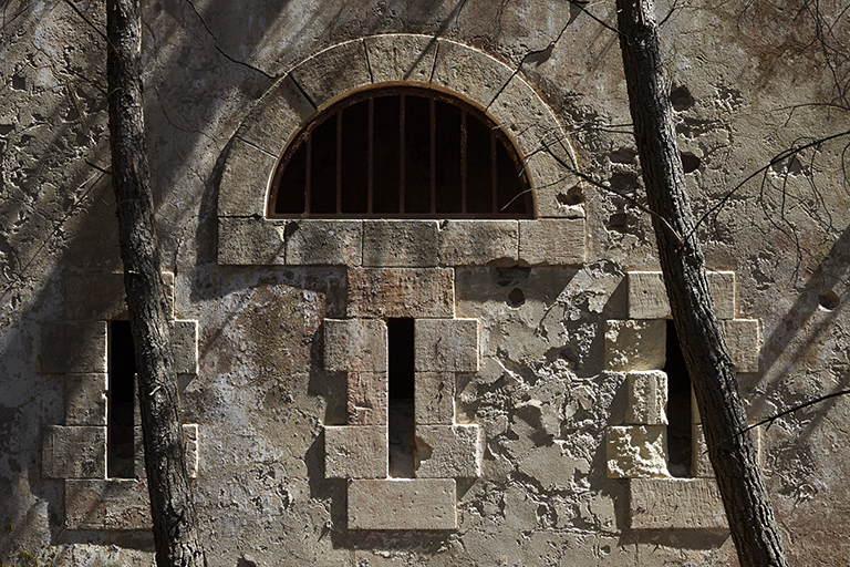 Corps de garde crénelé, créneaux et fenêtre de la casemate de culée de droite, vus de l'extérieur.