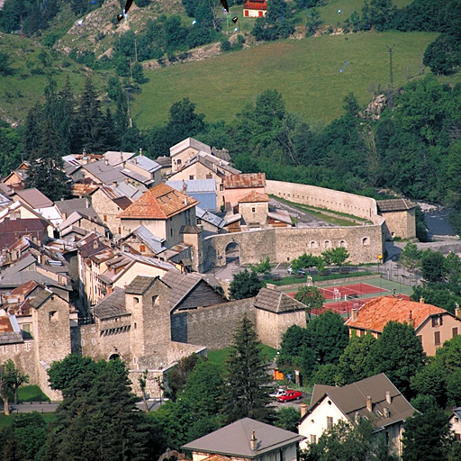 Vue de la partie nord de la ville prise du nord-ouest depuis la route du col des Champs. En bas, à gauche, porte de Savoie, à l'extrême droite, tour du Verdon. (Moitié droite d'un assemblage panoramique).