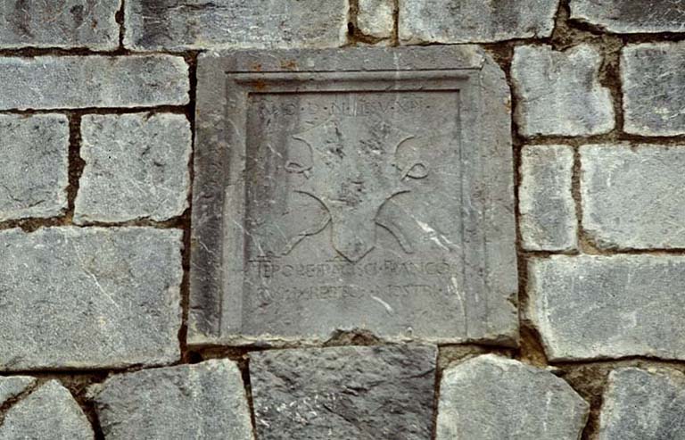 Porte de France, réduit. Plaque commémorative au-dessus de la porte.