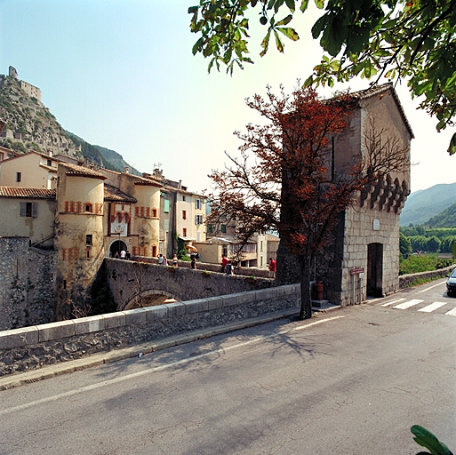 Entré principale du village fortifié d'Entrevaux : bastille, pont, porte de France.