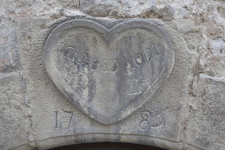 Détail de l'inscription de la porte donnant rue Notre-Dame.