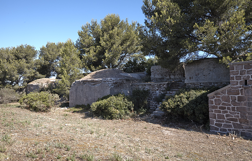 Gorge des trois emplacements de tir et des deux traverses-abris bétonnées