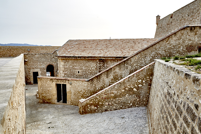 Fort St Nicolas : escalier d'accès à l'intérieur de la demi lune de Villeroy et magasin à poudre.