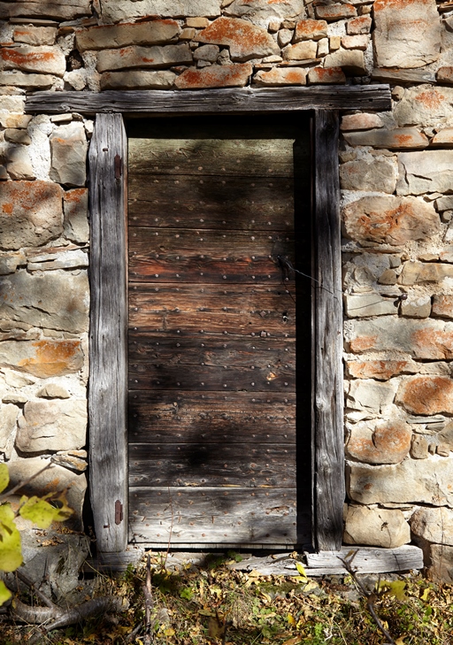 Bloc-porte à la ferme de Bla Magnan.