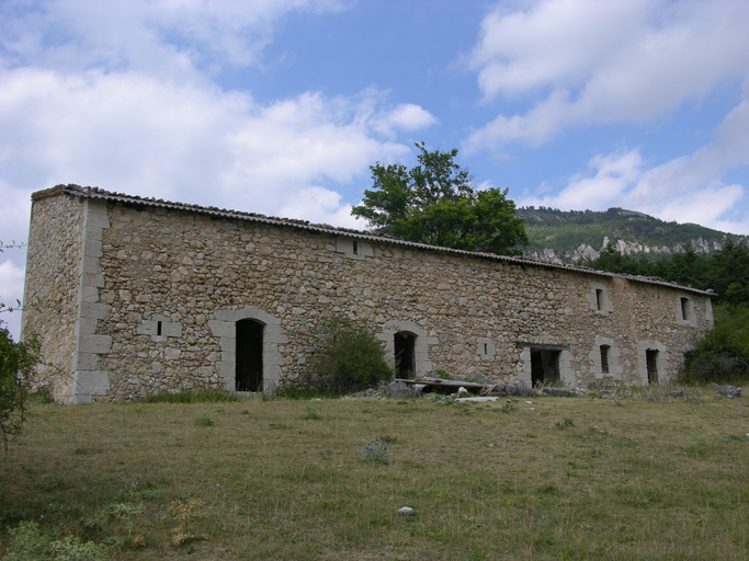 Rillaud. Ferme en maison-bloc à terre.