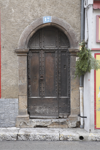 Un exemple de porte encore assez fréquent à Castellane.