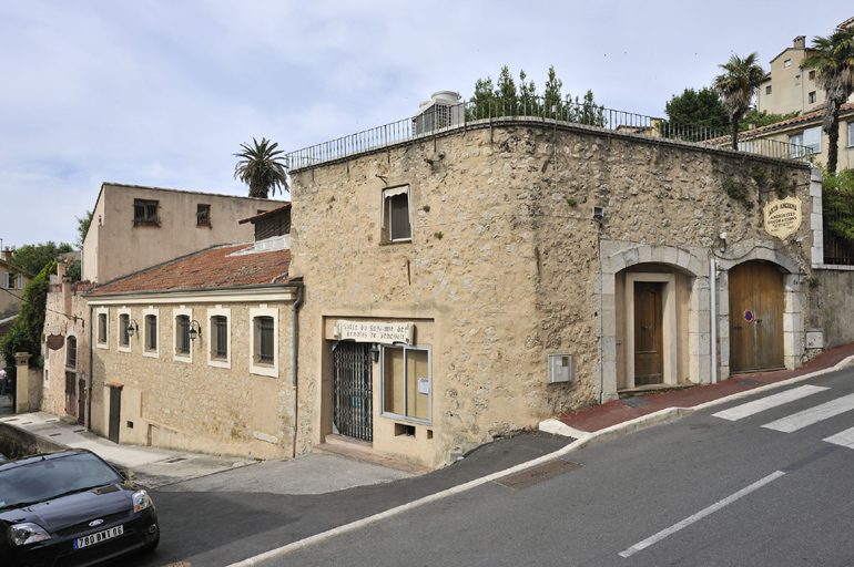 parfumerie Hugues Fils, puis Hugues-Guezet, actuellement immeuble à logements