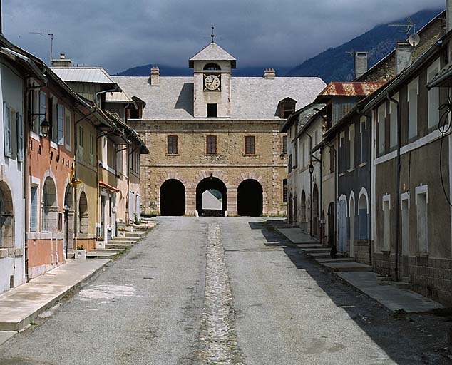 Le pavillon D (porte de Briançon) vu dans l'axe de la rue Catinat.