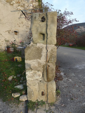 Cour. Portail sud, piédroit est. Trou de barre.