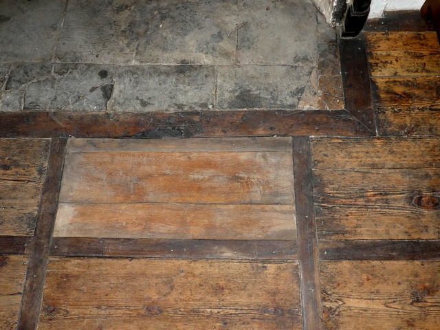 Partie centre-ouest. Premier étage, sol avec plancher en tableau.
