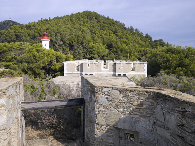 La tour réduit type 1846 n°2, vue de l'édifice octogonal, derrière, le phare.