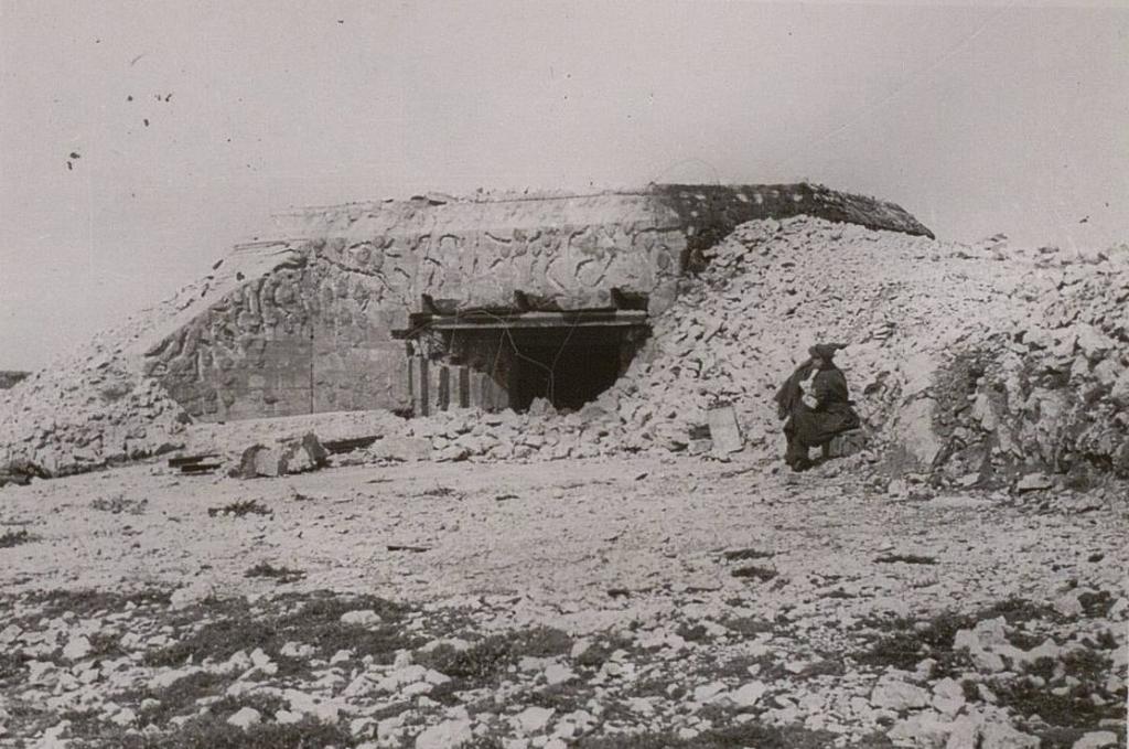 [Vue de la casemate de flanquement (Regelbau 612 modifiée) de la position des Laurons],1946.