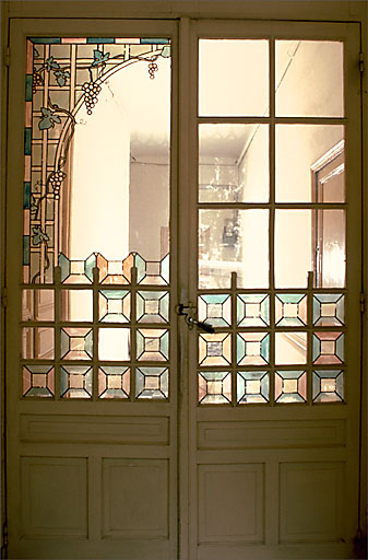 Section A1. Ilot 7. Parcelle 2683. 10, avenue Riondet. Vestibule. Porte vitrée à décor peint.