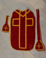 Ornement rouge : chasuble, étole, manipule