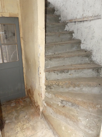Rez-de-chaussée surélevé, angle sud-ouest. Vestibule et départ de la montée d'escalier.