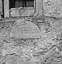 Deux éléments en remploi sous la fenêtre de la sacristie : date de 1653 ; I.H.S.