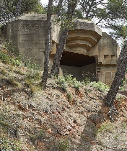 Casemate n° II de la batterie,  vue de la façade avec embrasure à redans et visière