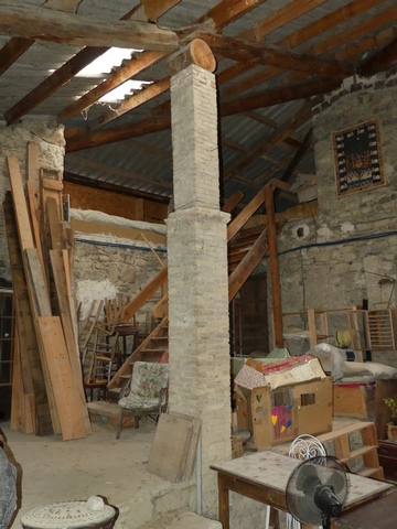 Bâtiment du logis, partie ouest. Rez-de-chaussée surélevé, remise-fenil. Pilier en brique soutenant la charpente.