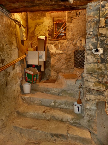 Partie nord. Etage de soubassement, escalier menant au rez-de-chaussée. Vue de volume prise de l'est.