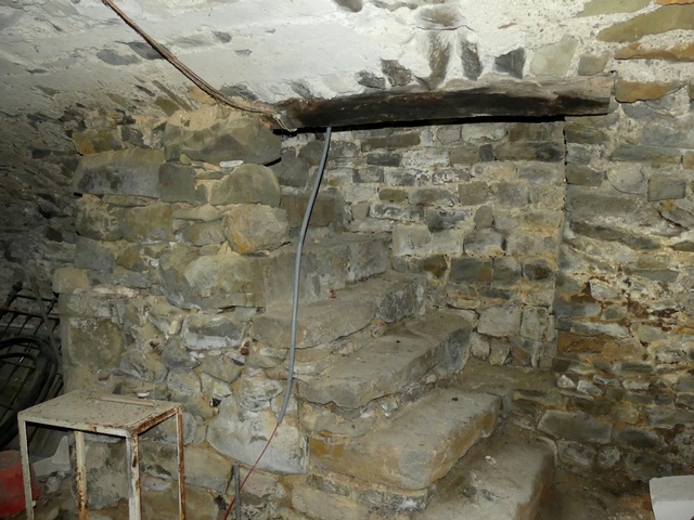 Etage de soubassement, cellier-resserre. Angle nord-est, escalier.