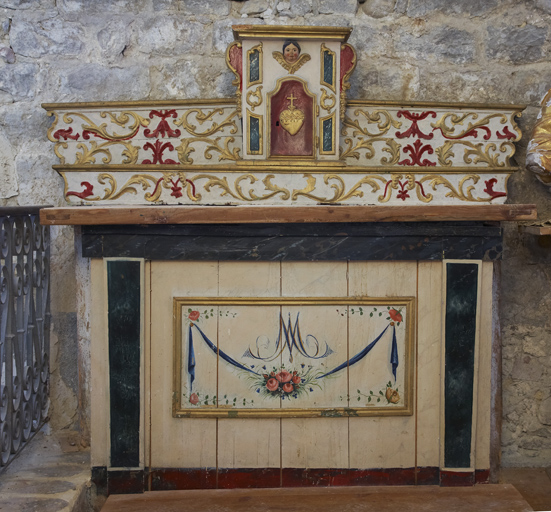 Ensemble de l'autel secondaire de la Vierge : autel tombeau, deux gradins d'autel, tabernacle
