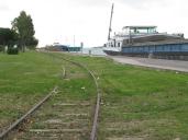 Ancienne voie ferrée longeant le quai.