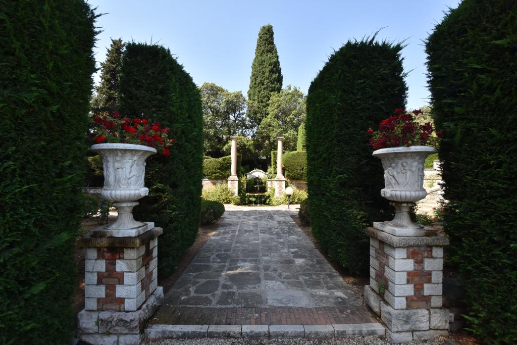 jardin d'agrément de la Villa Grimaldi dite aussi Villa Sainte-Anne, Château Sainte-Anne ou Hermitage, actuellement jardin des Résidences Château Sainte-Anne