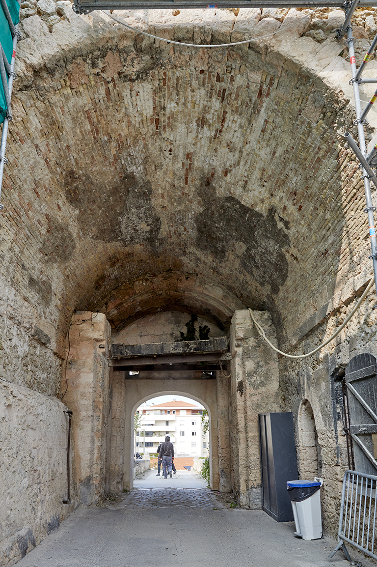 Fort St Nicolas : volume intérieur voûté et sas à pont-levis de la porte de secours.
