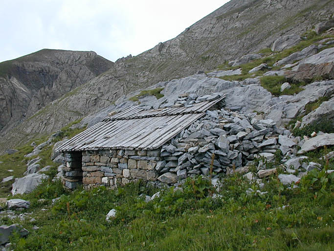 entrepôts agricoles, cabanes (cabanes d'alpage, cabanes pastorales, cabanes forestières), bergeries