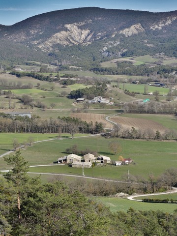 Vue de situation prise de l'ouest.