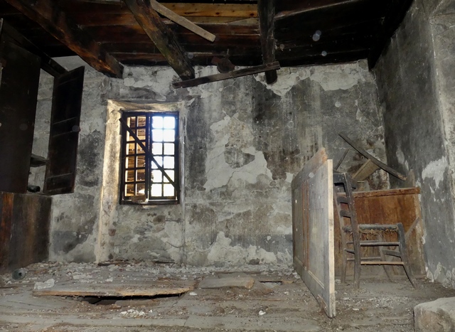Bâtiment principal. Rez-de-chaussée surélevé, cuisine. Mur sud.