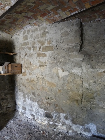 Rez-de-chaussée, remise. Mur sud, vestiges de la tour ronde.