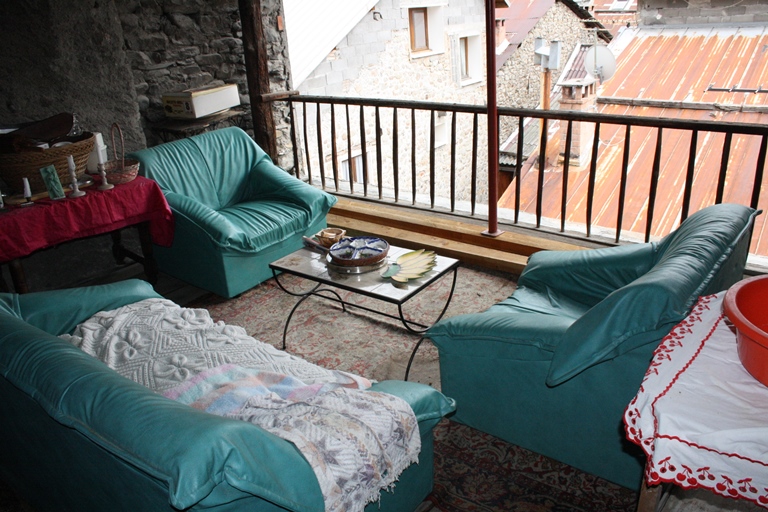 Maison à Colmars. "Soléiadou" réaménagé en salon d'été.