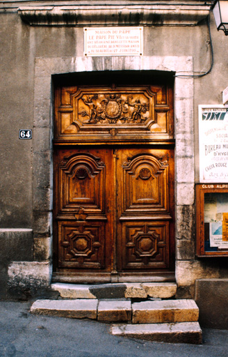 Façade antérieure. Porte d'entrée.