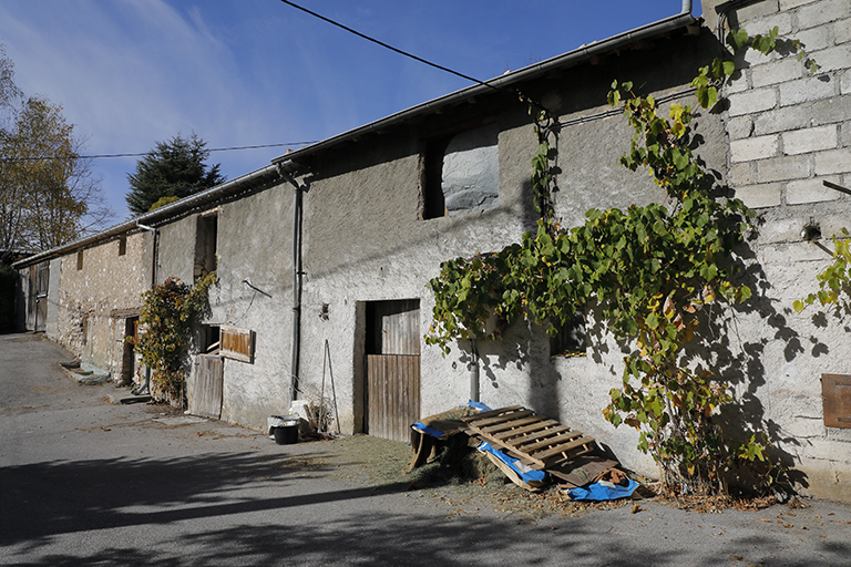 Quartier d'entrepôts agricoles en ligne à la périphérie du village de La Mure.