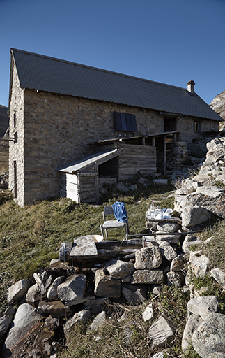 La cabane de l'ensemble pastoral de Chalufy, vue depuis l'est (Thorame-Basse). Les restes de l'enclos empierré sont très légèrement à l'écart.