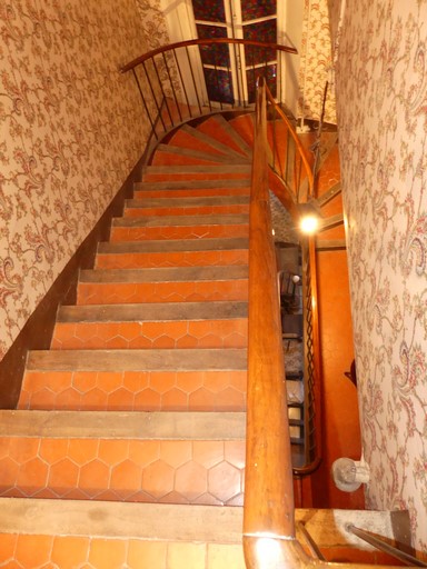 Escalier entre le premier et le deuxième étage.