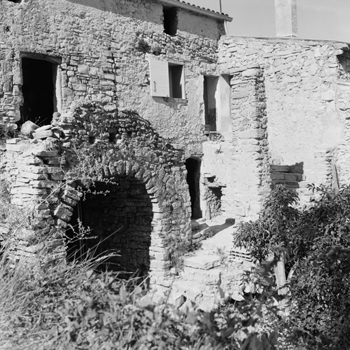 Façade antérieure. Partie gauche. Escalier.