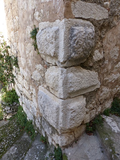 Maison (2023 B 508). Détail de la chaîne d'angle avec des pierres à bossage en remploi provenant du château-fort. 